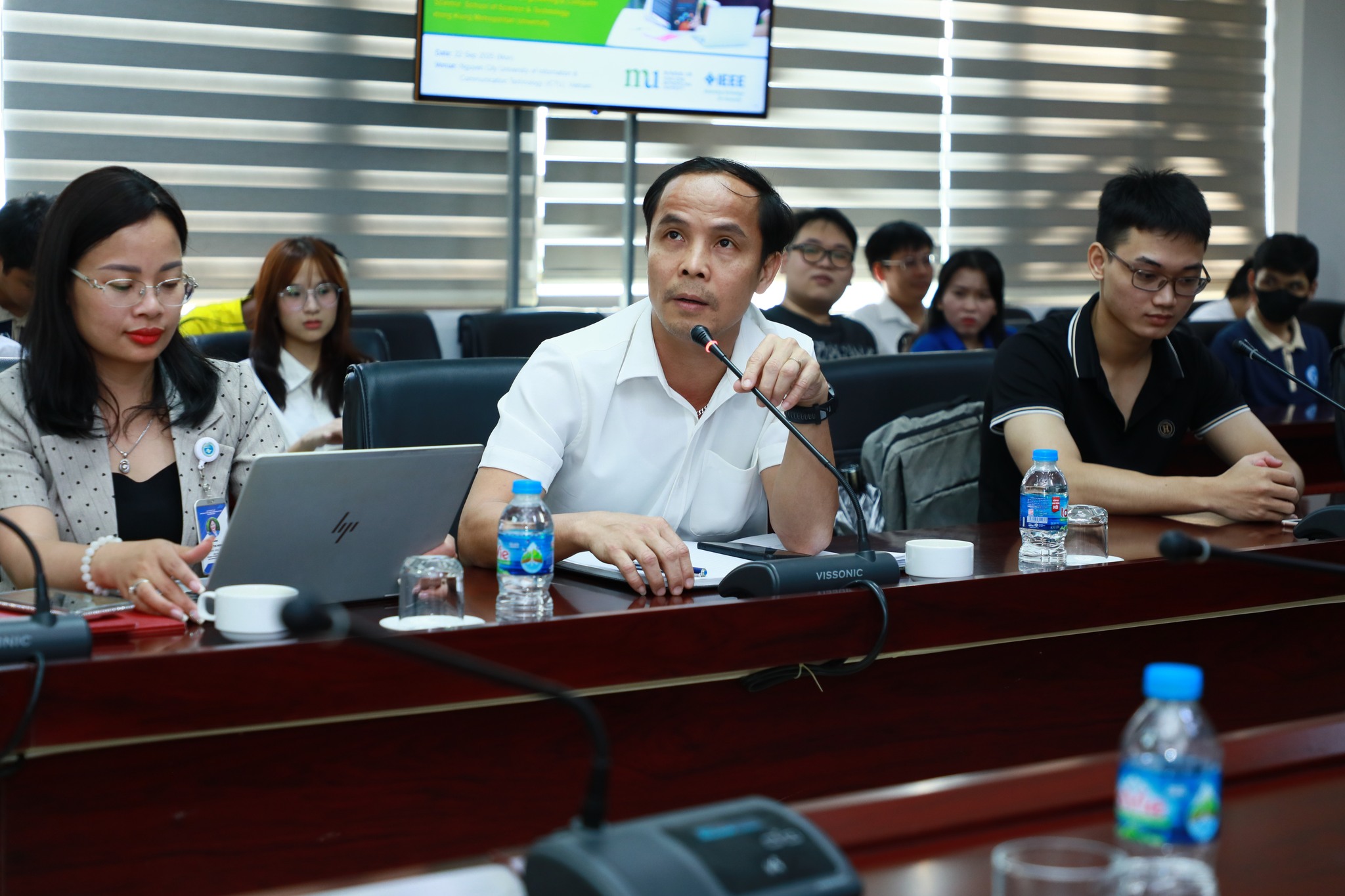 Discussion and exchange scene at the seminar