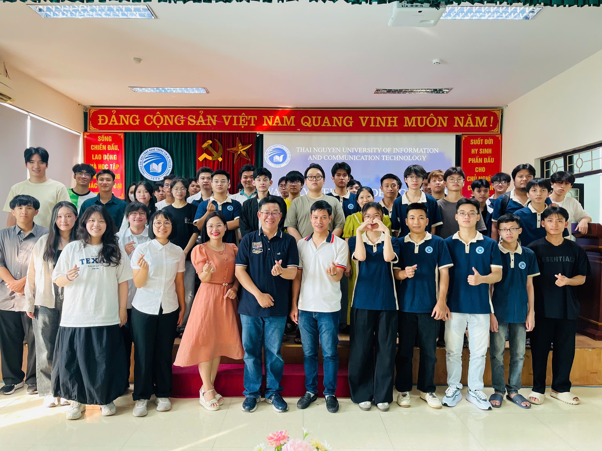 Group photo of faculty, Dr. Lin, and students