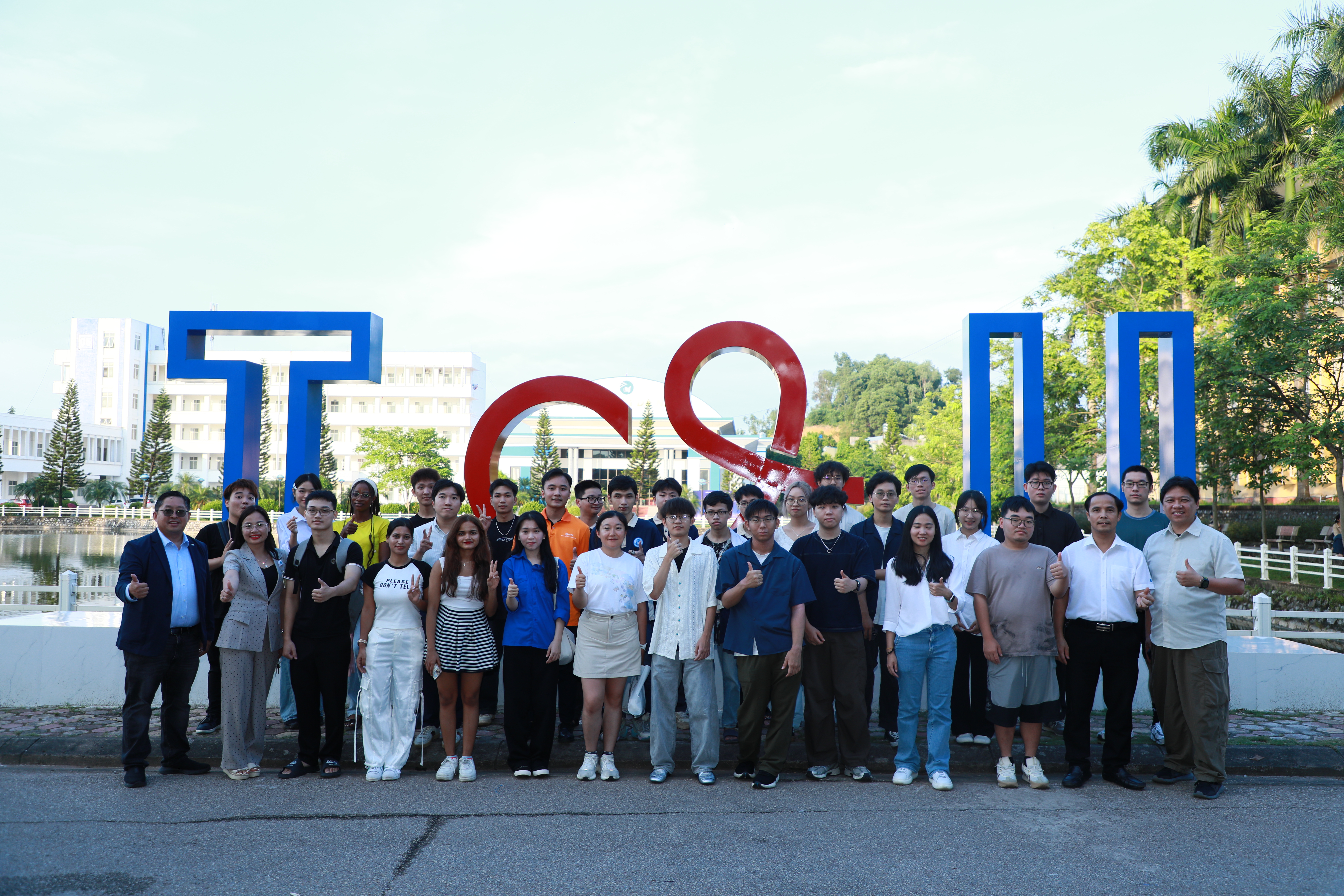 Group photo of faculty, Dr. Lin, and students